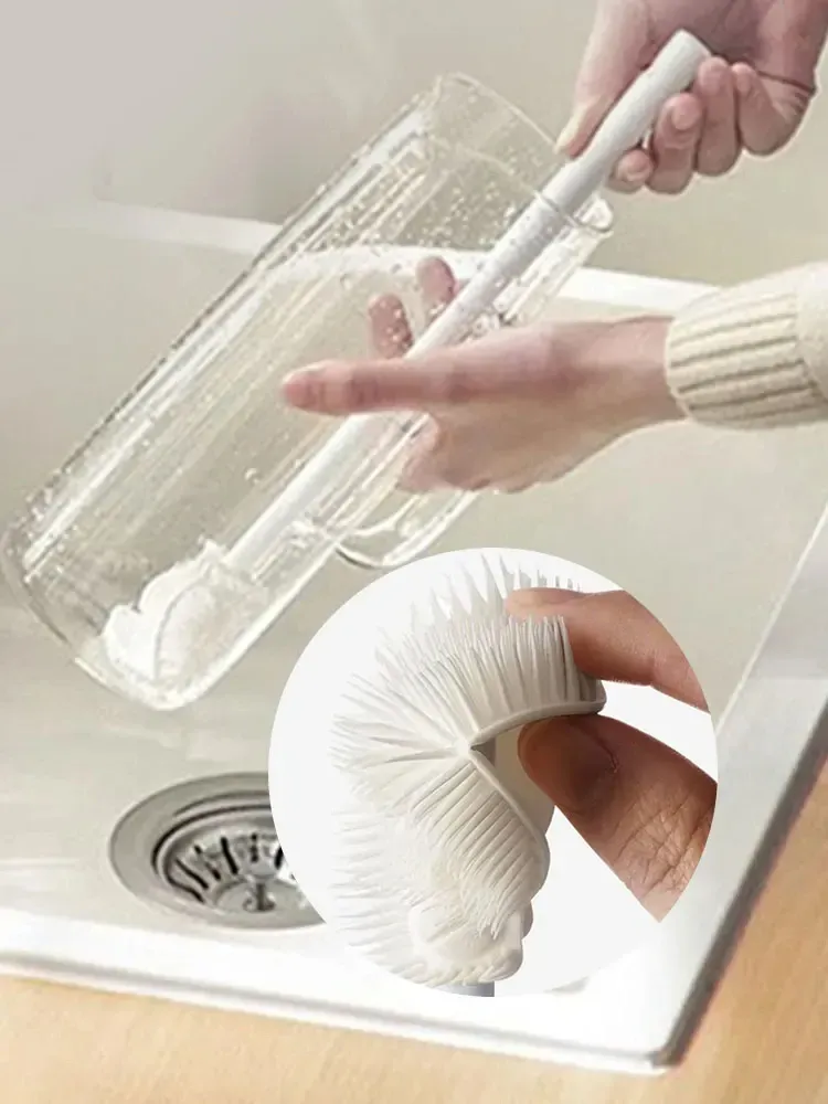 Brosse de nettoyage utilisée pour laver un verre