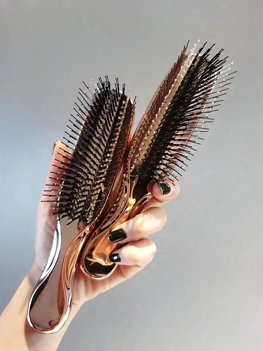 Brosse de massage cuir chevelu en situation d'utilisation