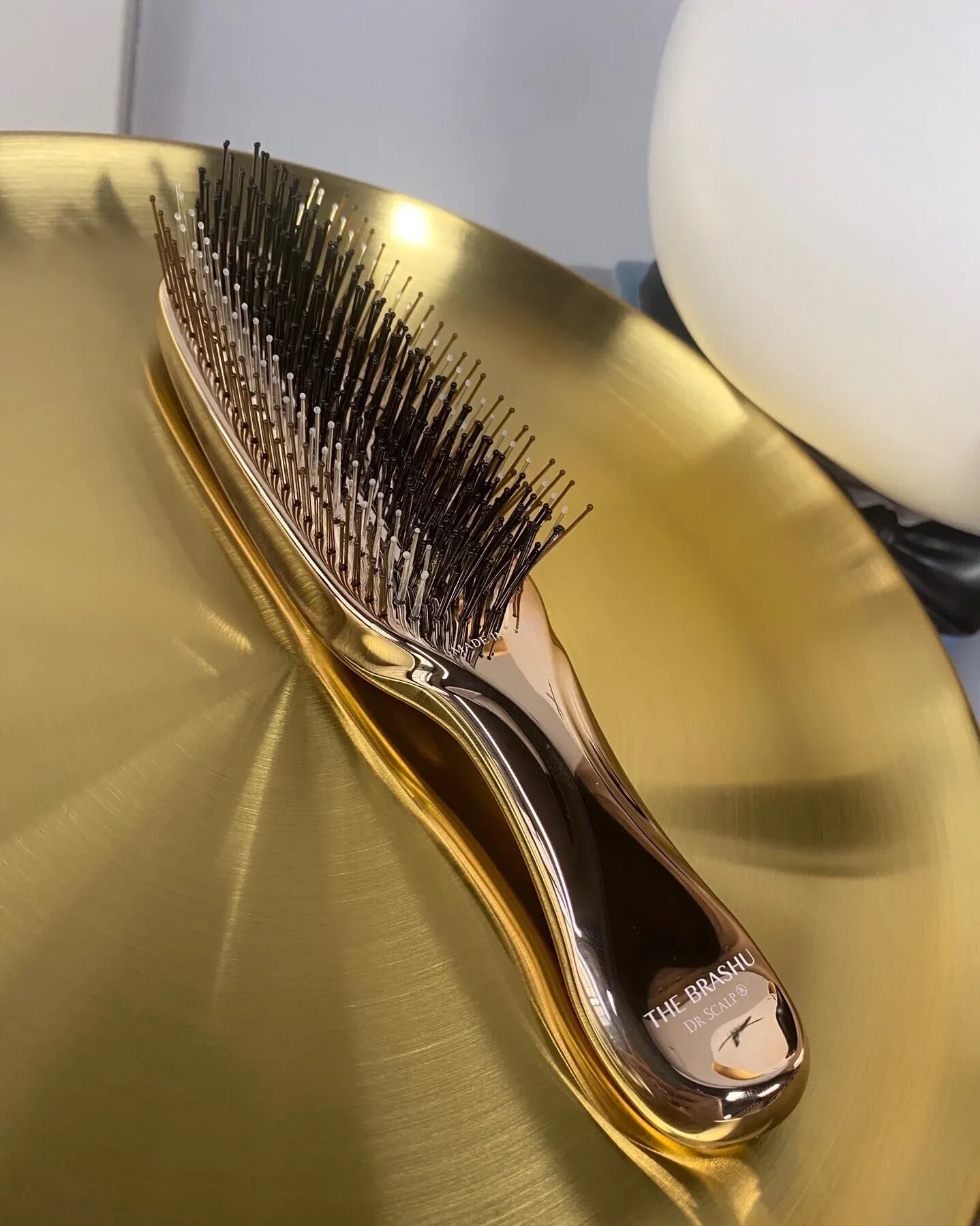 Brosse de massage cuir chevelu premium sous différents angles
