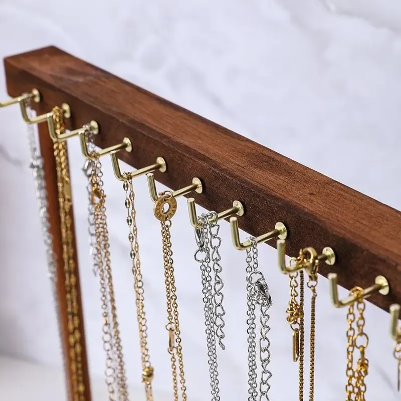Présentoir de bijoux en bois dans un intérieur