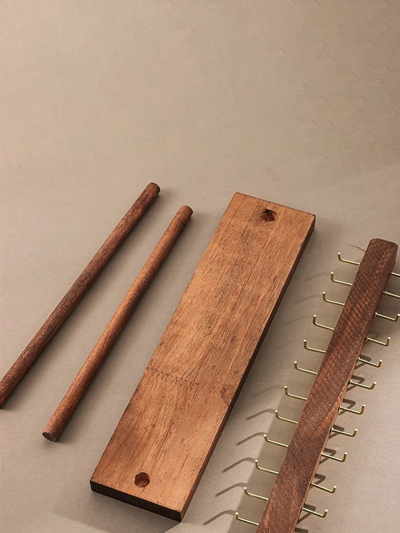Présentoir de bijoux en bois, mise en scène finale