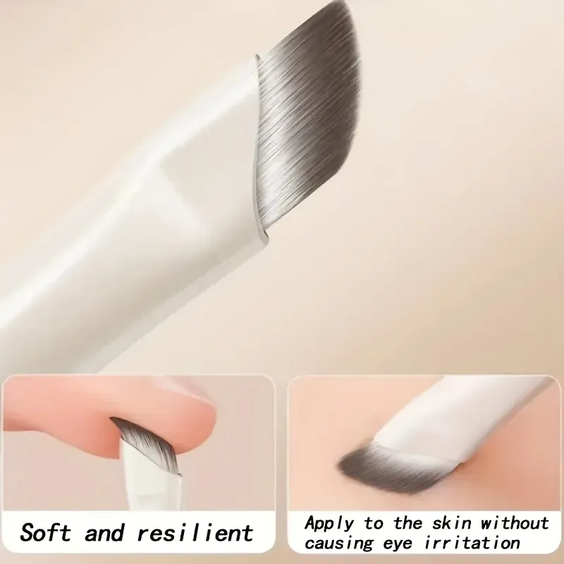 Application du maquillage des yeux avec les pinceaux