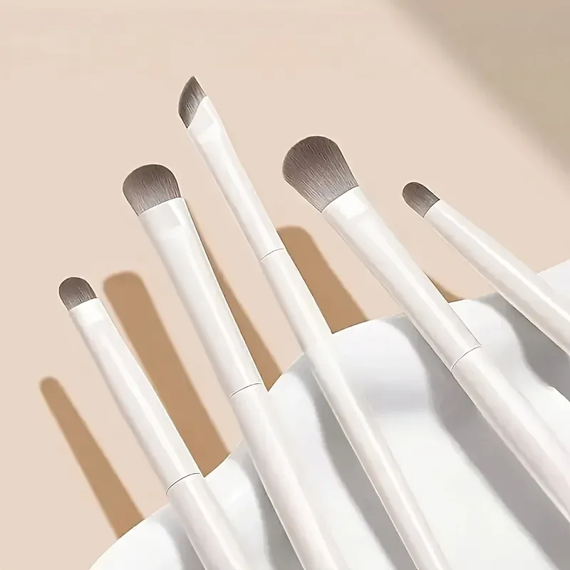 Pinceaux de maquillage en situation de voyage