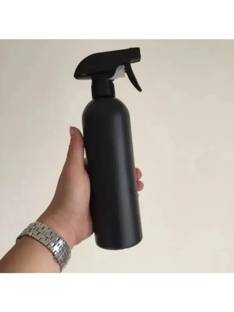 Flacon vaporisateur dans un intérieur élégant