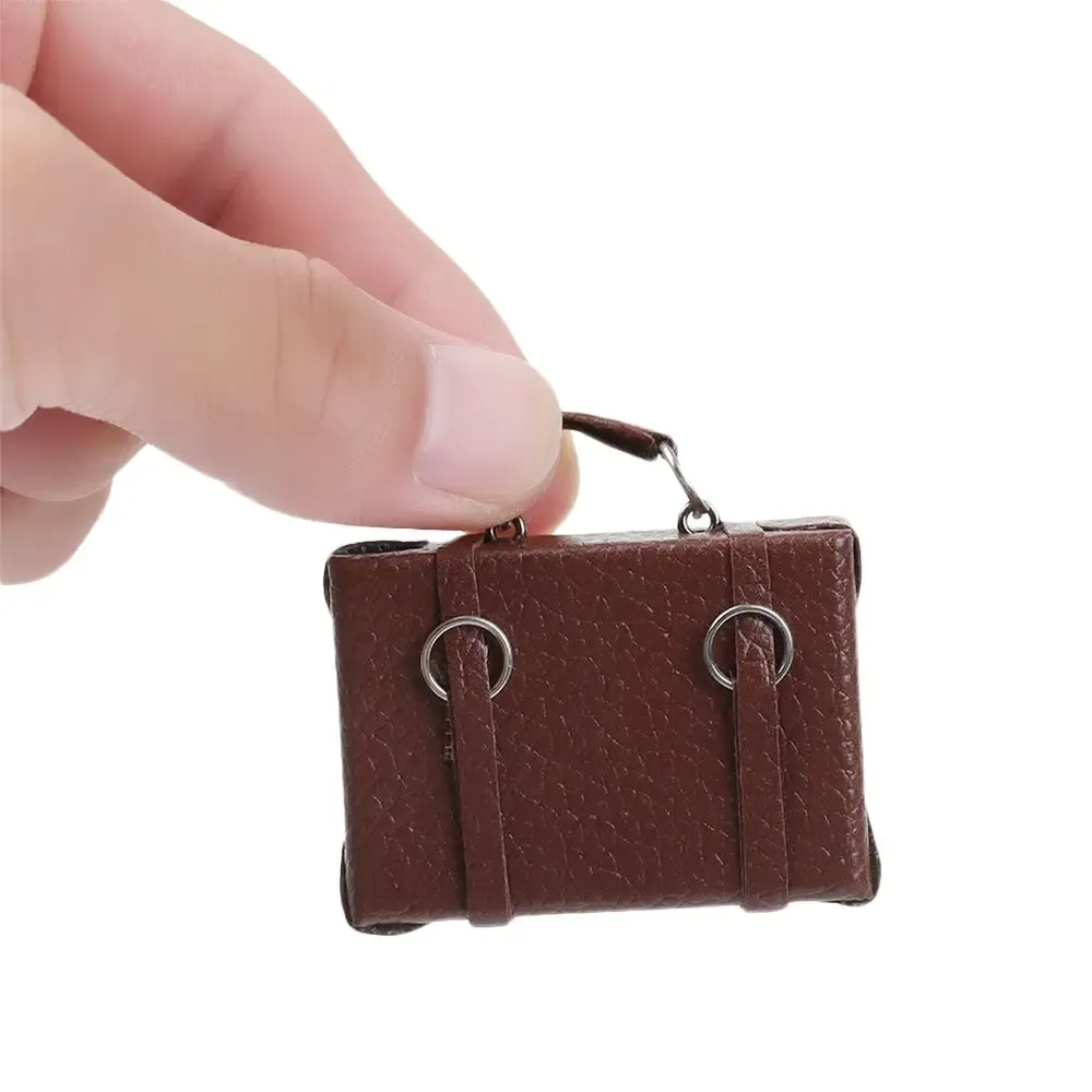 Malle miniature dans un intérieur de poupée