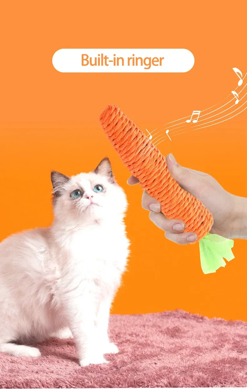 Chat jouant avec un jouet interactif