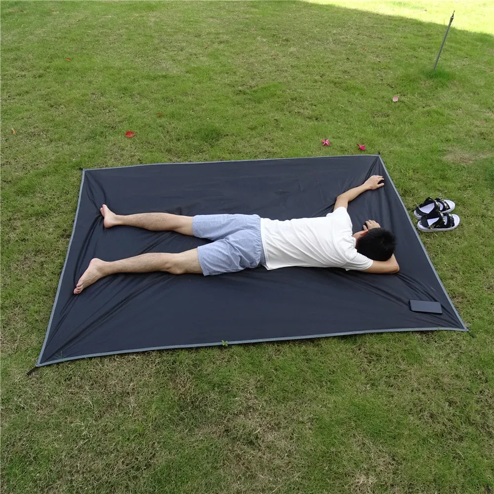 Tapis de camping installé pour un pique-nique en famille