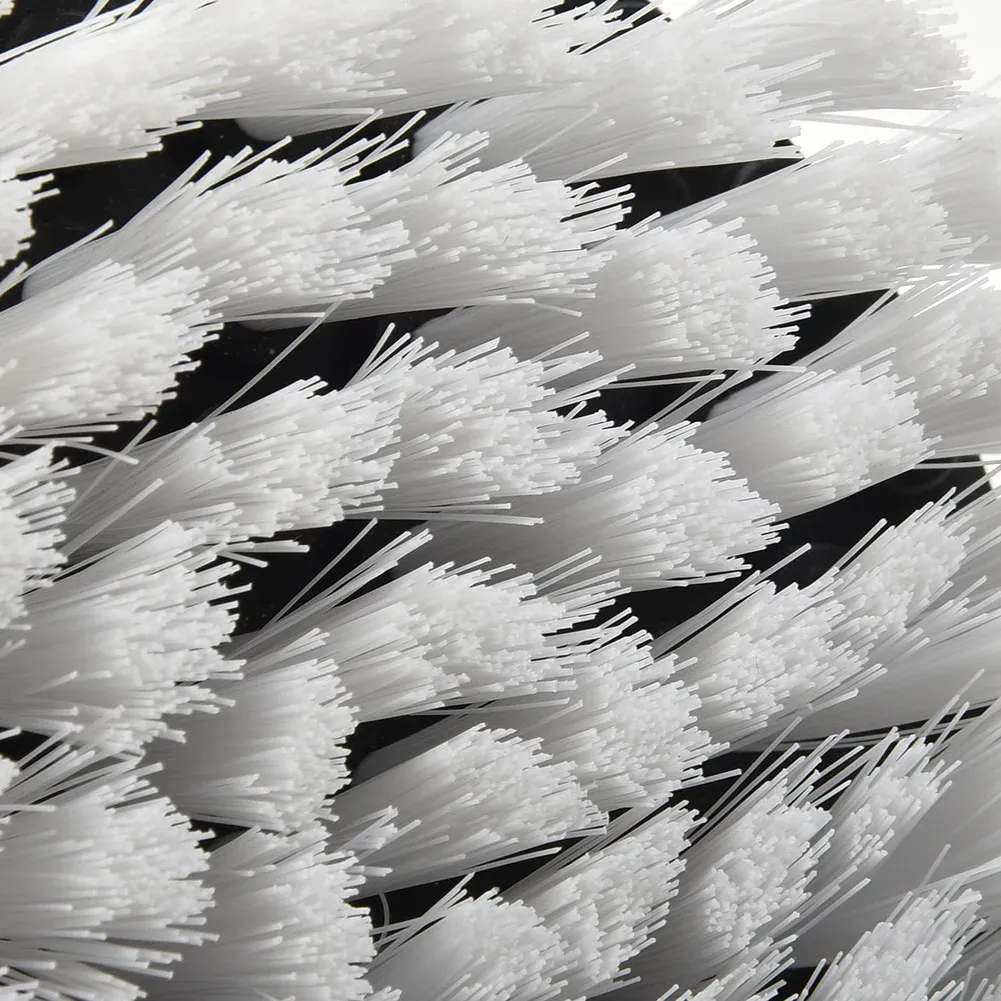 Brosse de nettoyage utilisée sur une surface en tissu