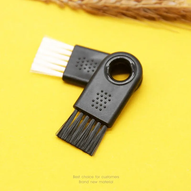 Brosse de nettoyage en usage sur un rasoir électrique