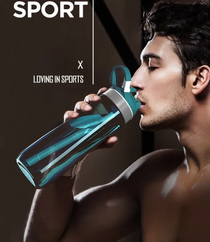 Bouteille d'eau de sport avec paille, usage en extérieur