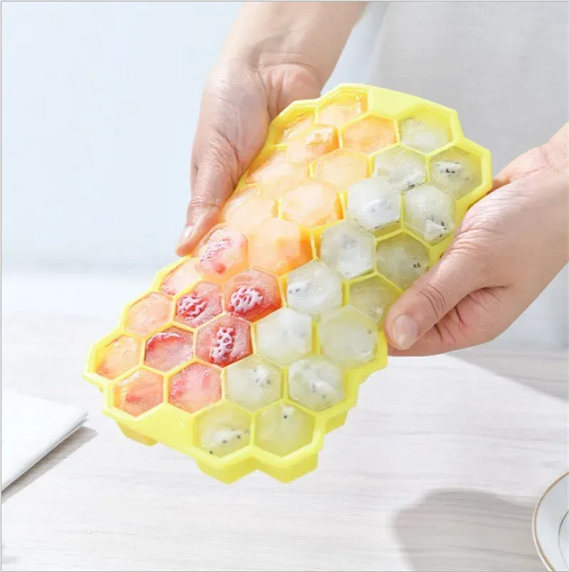 Moule à glaçons en silicone en utilisation