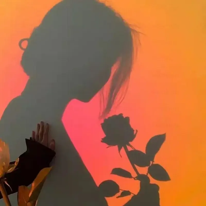 Lumière d'ambiance colorée sur un mur
