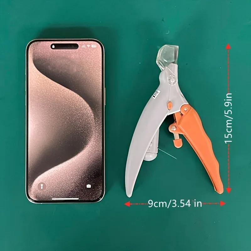 Coupe-ongles avec lumière LED en situation