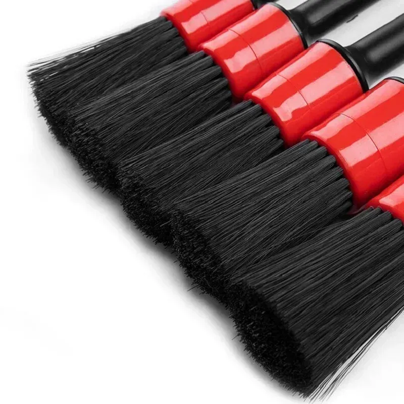 Nettoyage de jantes avec brosse de détail