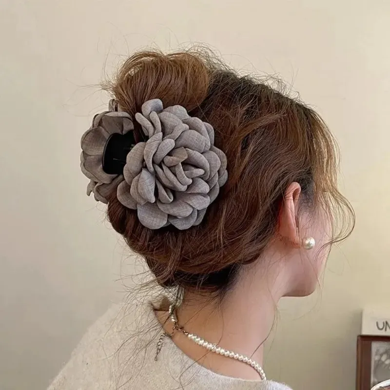 Pince à cheveux fleur, ambiance élégante