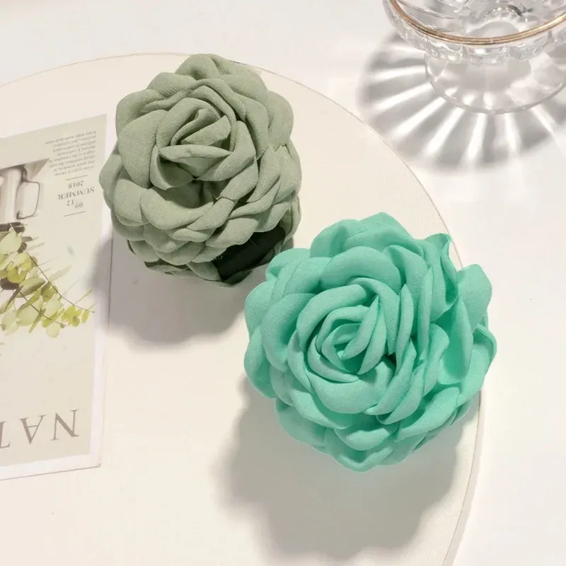 Pince à cheveux fleur de rose, finition des pétales