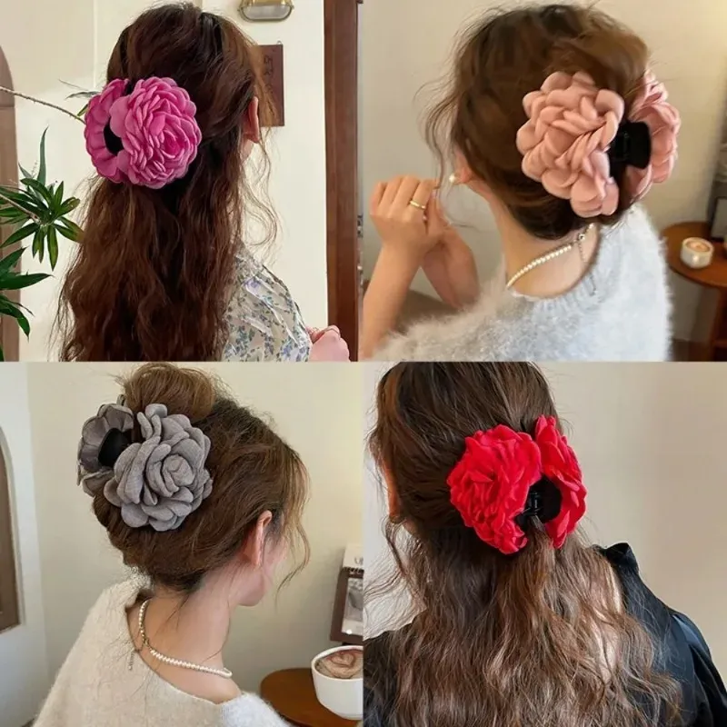 Pince à cheveux en tissu de coton portée dans une coiffure