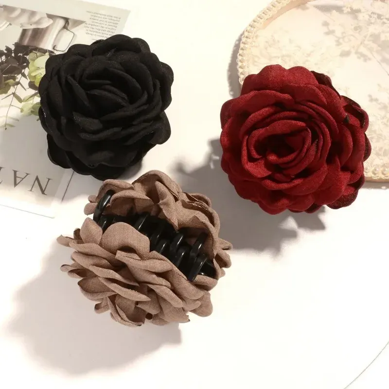 Pince fleur de rose sur cheveux relevés
