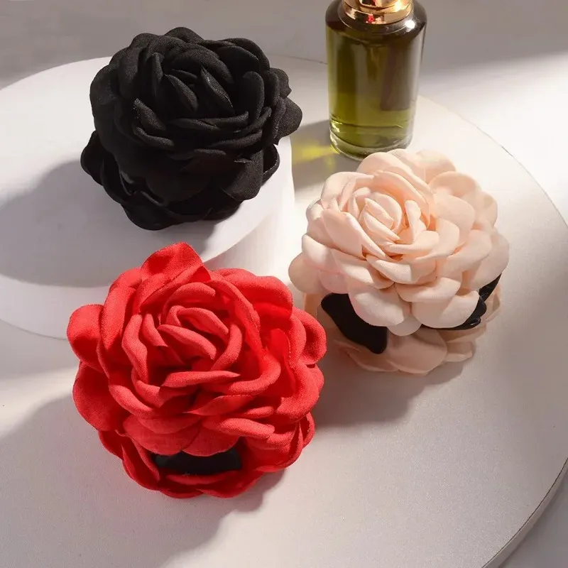 Pince à cheveux fleur de rose sur une coiffure soignée