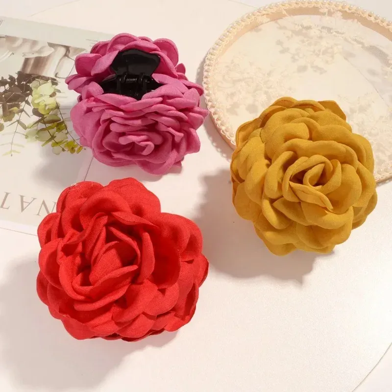 Pince fleur de rose portée au quotidien