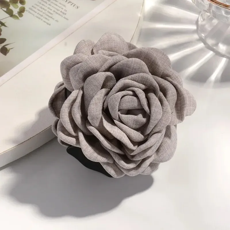 Pince fleur de rose, look romantique