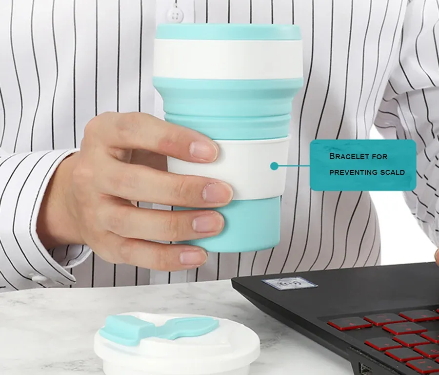 Tasse pliable en silicone en situation de voyage