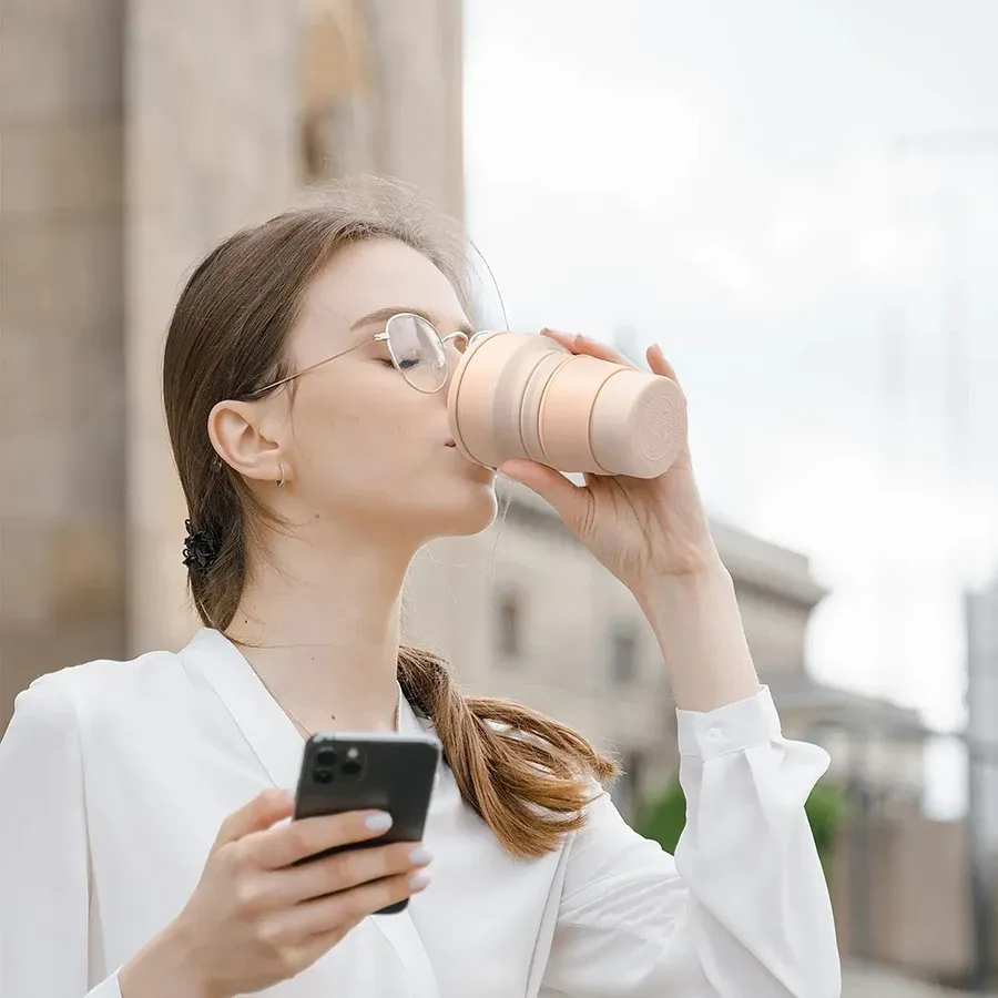 Tasse pliable en silicone, mise en situation