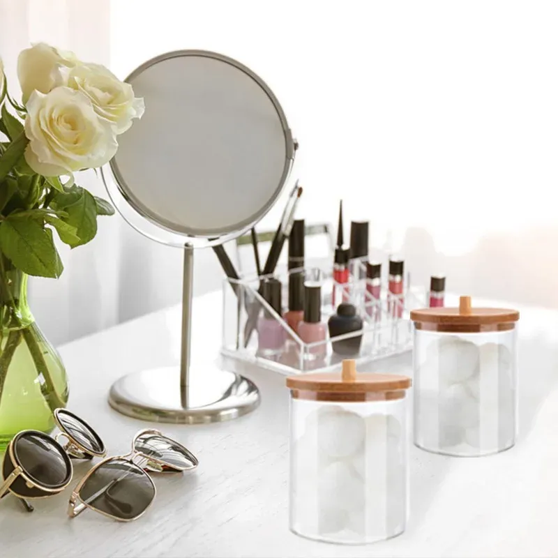 Rangement cosmétique élégant sur une coiffeuse