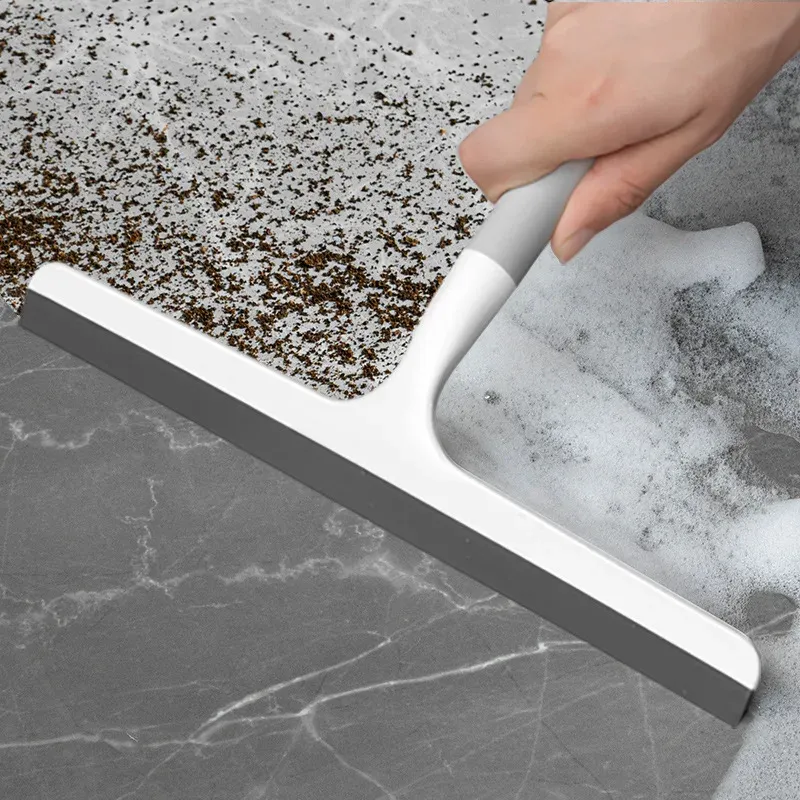 Raclette de douche en silicone, utilisation sur un miroir