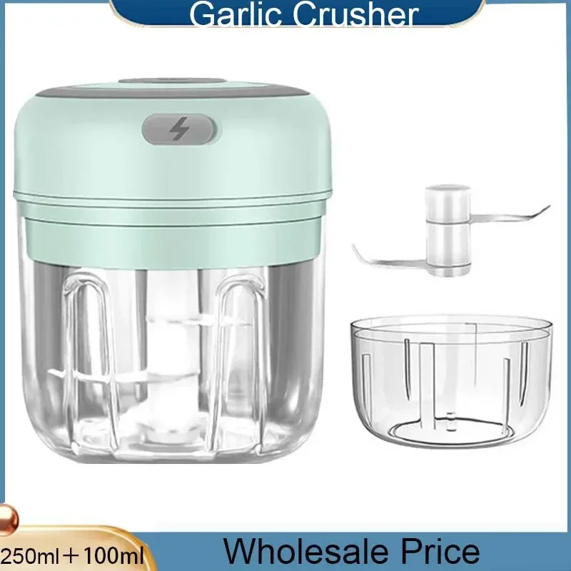 Hachoir à ail électrique portable en situation de cuisine