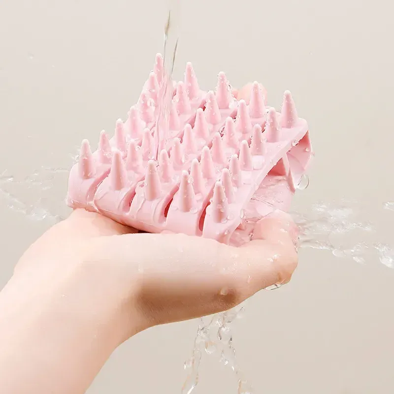 Peigne en silicone en situation de massage