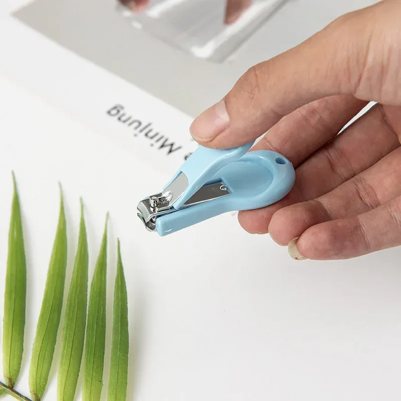 Soins des ongles de bébé avec outils dédiés
