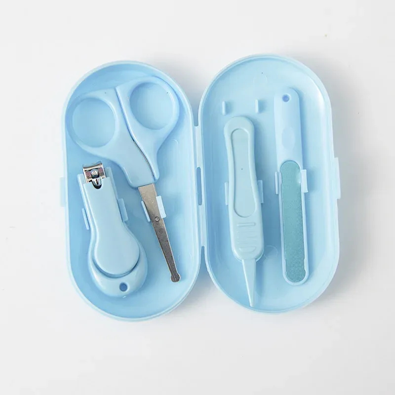 Ensemble de coupe-ongles pour enfants en situation d'usage