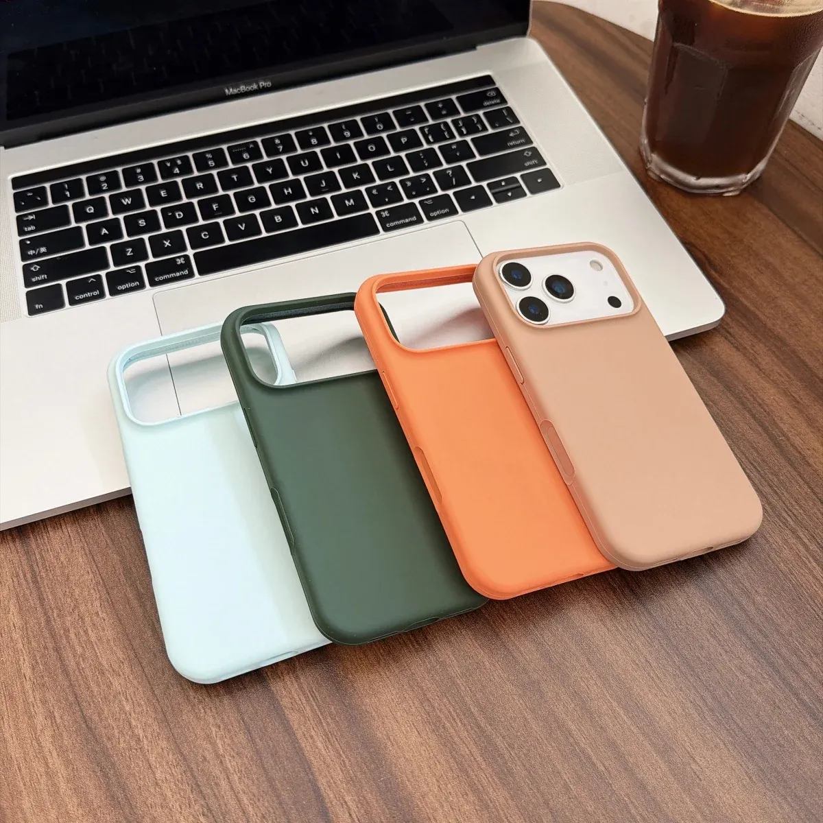 Coque silicone MagSafe posée sur un iPhone