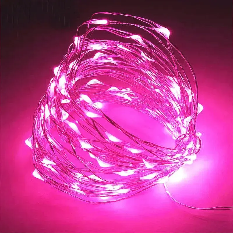 Guirlande lumineuse LED autour d'un arbre