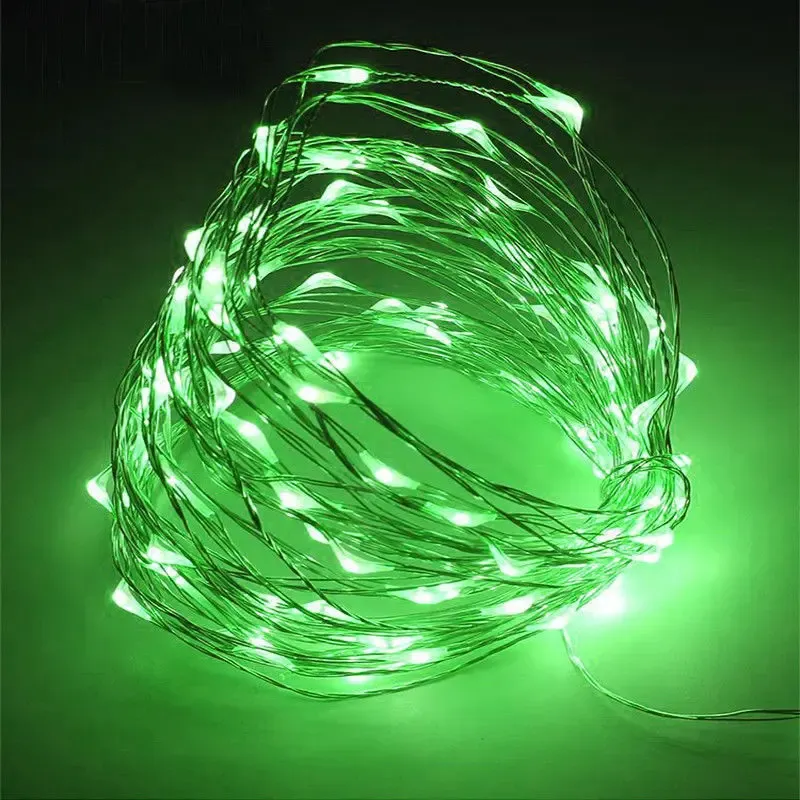 Guirlande lumineuse LED dans un jardin