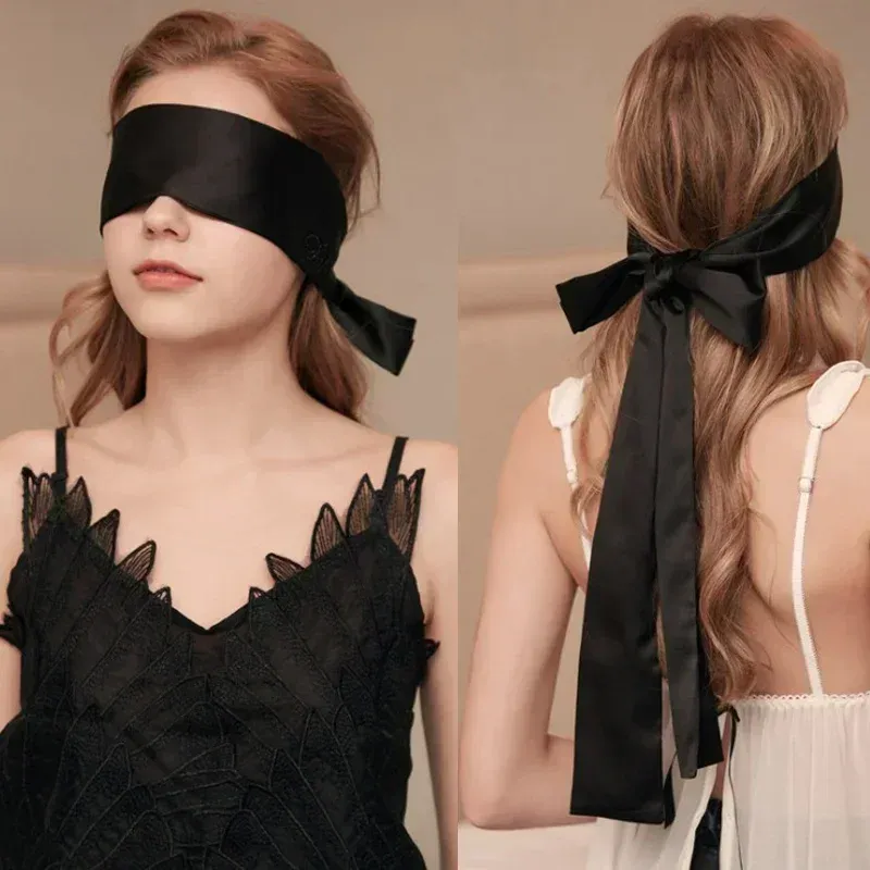 Masque de sommeil en satin porté pendant la nuit