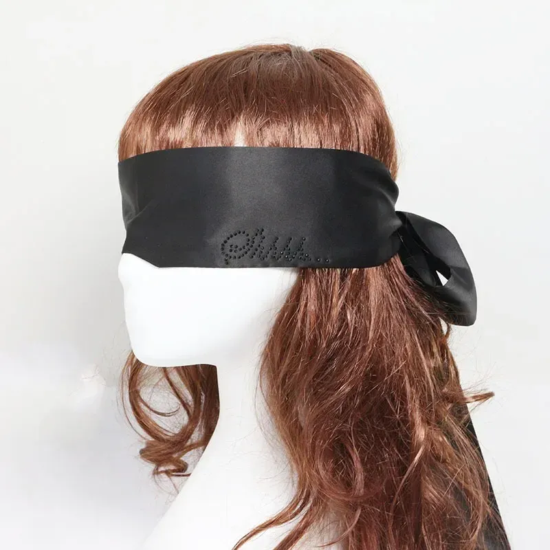 Masque de sommeil en satin, vue de profil