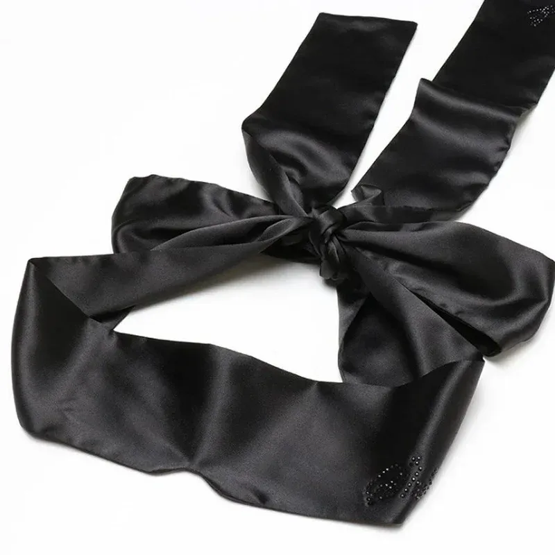 Masque de sommeil en satin, détail de la forme