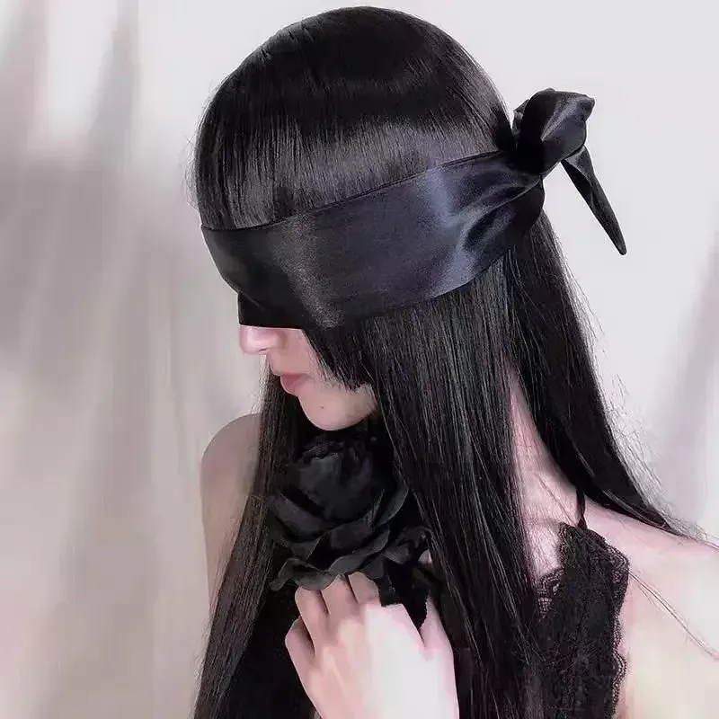 Masque de sommeil en satin, détail du tissu