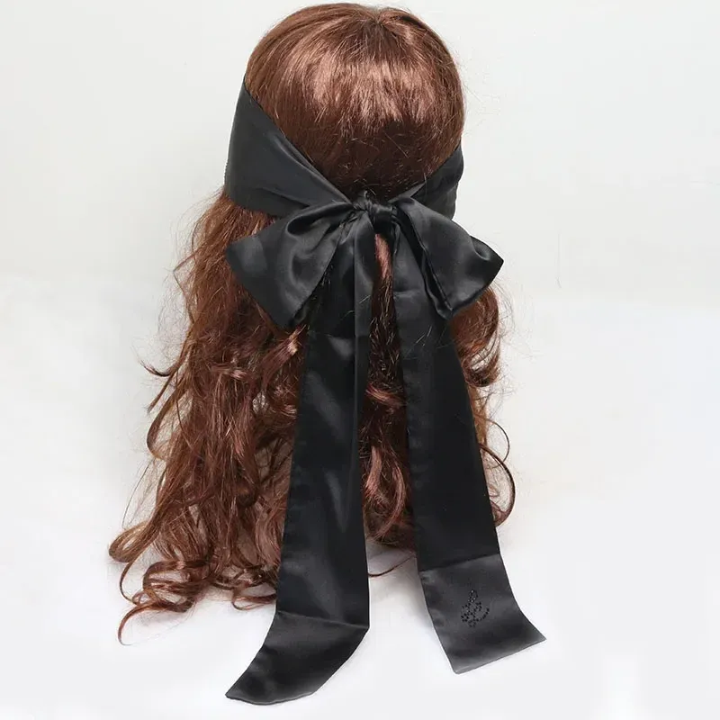 Masque de sommeil en satin, détail du ruban