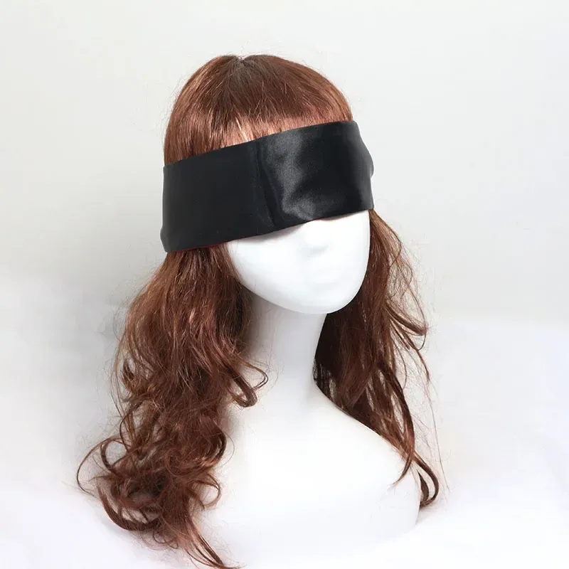 Masque de sommeil en satin, ambiance nocturne