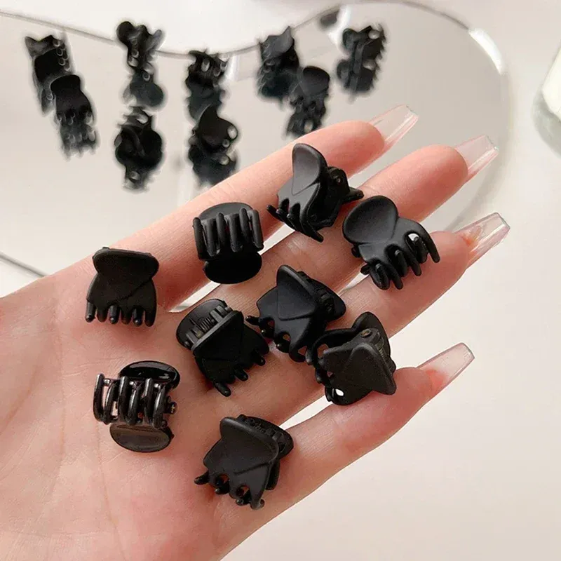 Pinces à cheveux minimalistes en gros plan