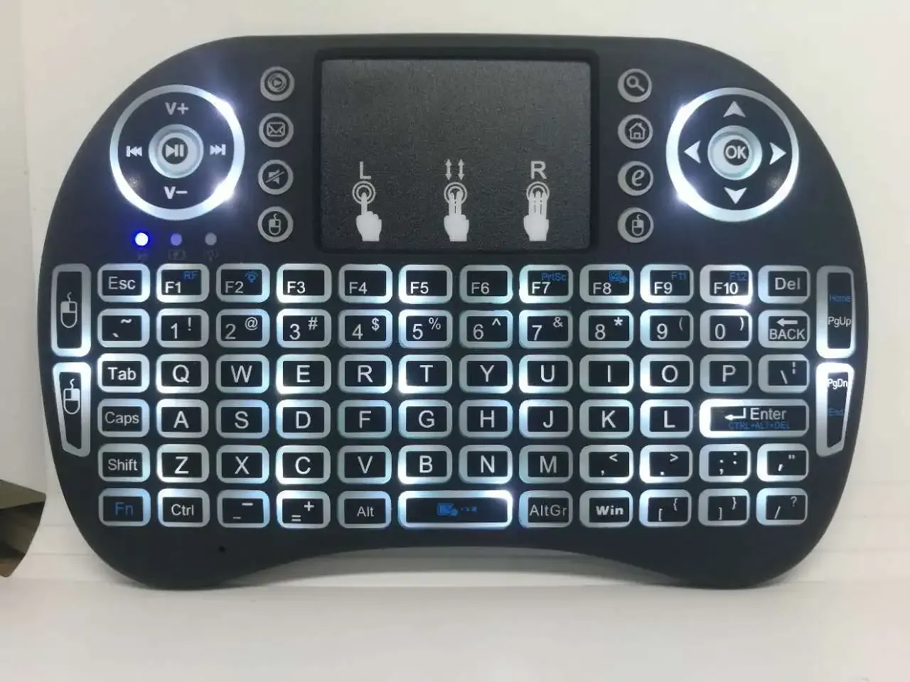Clavier sans fil utilisé dans un salon avec un écran