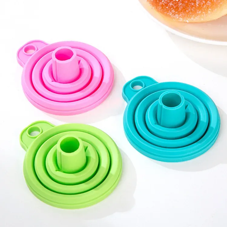 Entonnoir pliable en silicone, en situation de versement