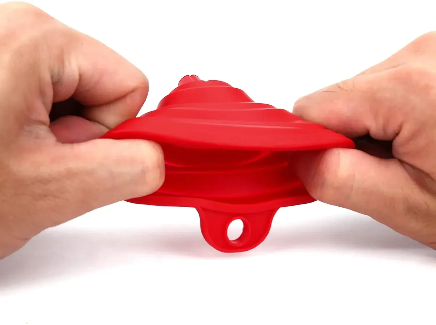 Entonnoir pliable en silicone, mise en situation