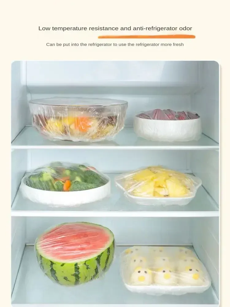 Couvercle alimentaire élastique sur un plat de service