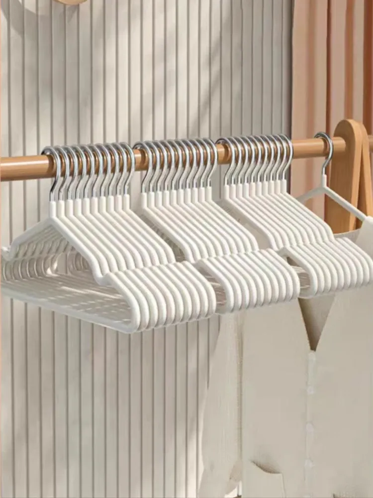 Cintres organisant des vêtements dans une chambre