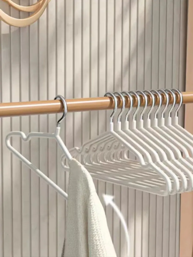 Cintres alignés dans un dressing