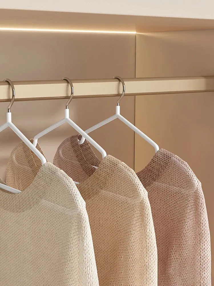 Cintres métalliques dans un espace de rangement